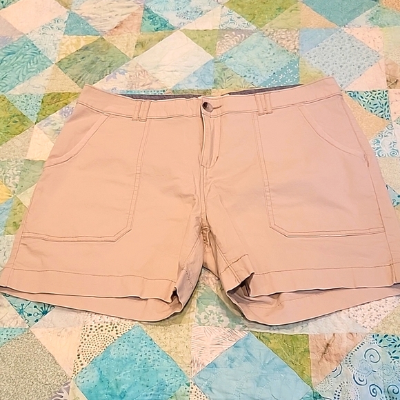 Woolrich Khaki shorts EUC - Picture 1 of 3